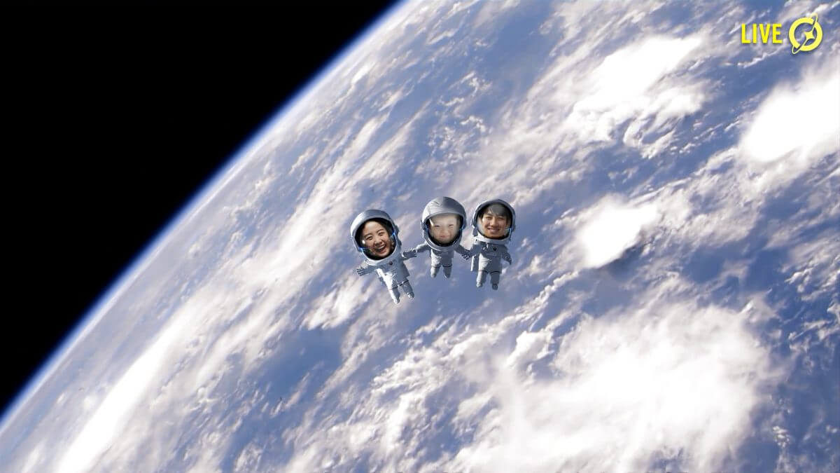ハッシュタグ #宇宙なう とツイートすると、自身のTwitterアイコンが宇宙飛行士となり地球のライブ映像の上に飛び出す演出も（Credit: KIBO宇宙放送局）