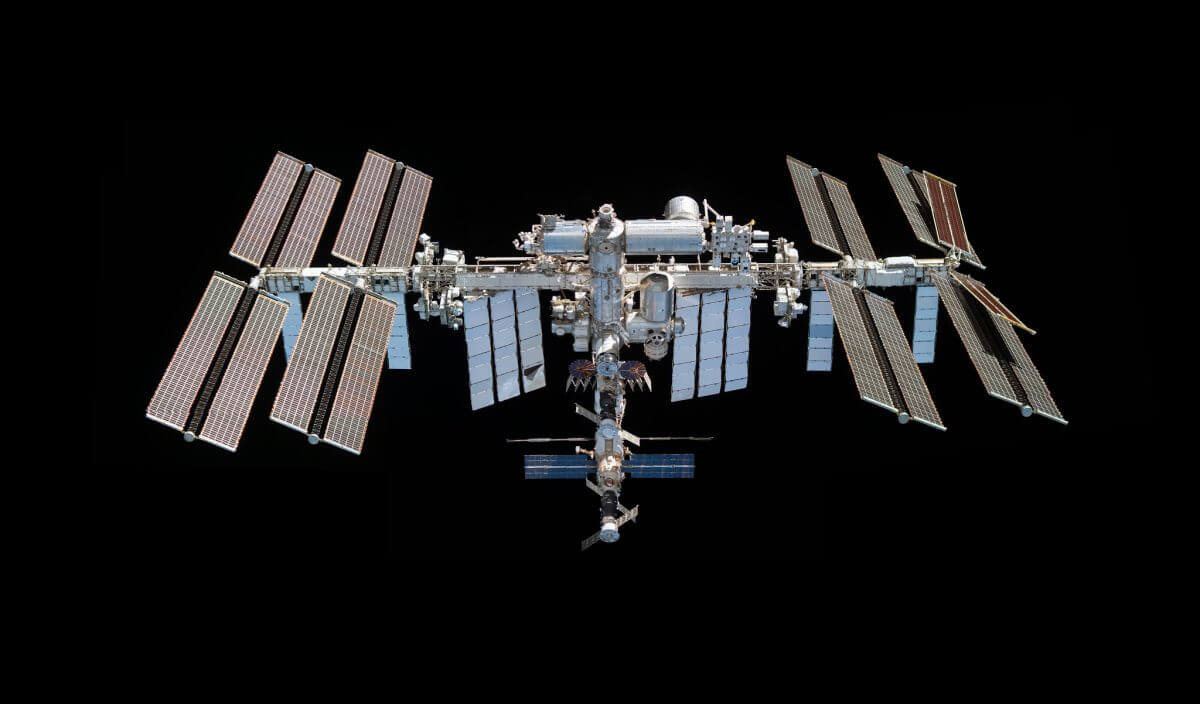2021年11月に帰還前の「クルードラゴン」から撮影された国際宇宙ステーション。向かって右端のP6トラスには2基のiROSAが増設されている（Credit: NASA）