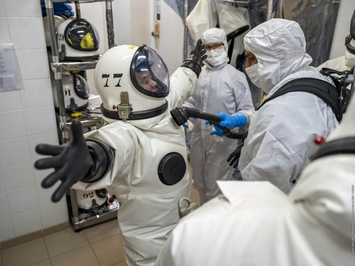 化学防護服を着用したギアナ宇宙センターのスタッフ（Credit: ESA/CNES/Arianespace）