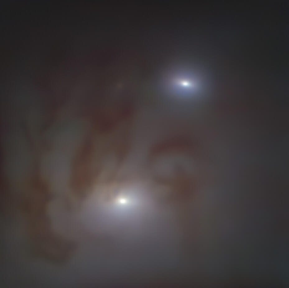 【▲ ヨーロッパ南天天文台「超大型望遠鏡（VLT）」の観測装置「MUSE」によって撮影された銀河「NGC 7727」の中心部分。1600光年の距離を隔てて輝く2つの明るい銀河核にはそれぞれ超大質量ブラックホールが存在するとみられている（Credit: ESO/Voggel et al.）】