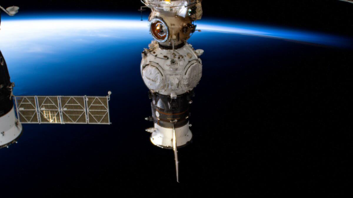 国際宇宙ステーションの多目的実験モジュール「ナウカ」にドッキングしたロシアの新モジュール「プリチャル」と補給船「プログレスM-UM」（Credit: NASA）