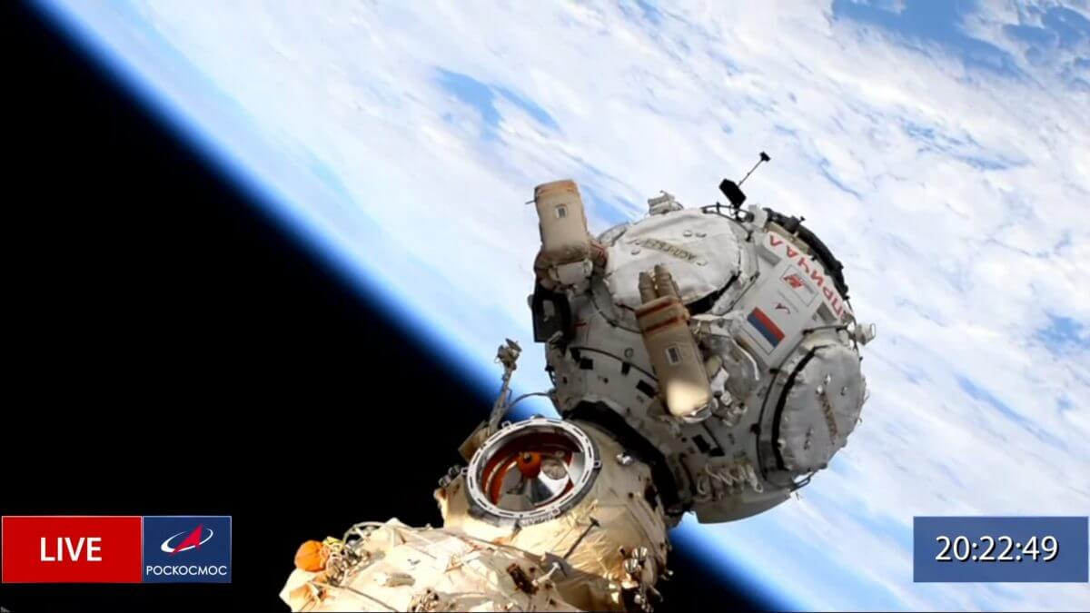 国際宇宙ステーション（ISS）ロシア区画で船外活動を行う宇宙飛行士たち。ロスコスモスのライブ配信より（Credit: Roscosmos）