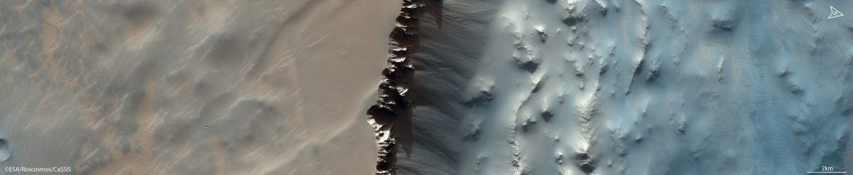 火星・赤道付近のノクティス・ラビリントゥス東端にある崖とその周辺（Credit: ESA/Roscosmos/CaSSIS）
