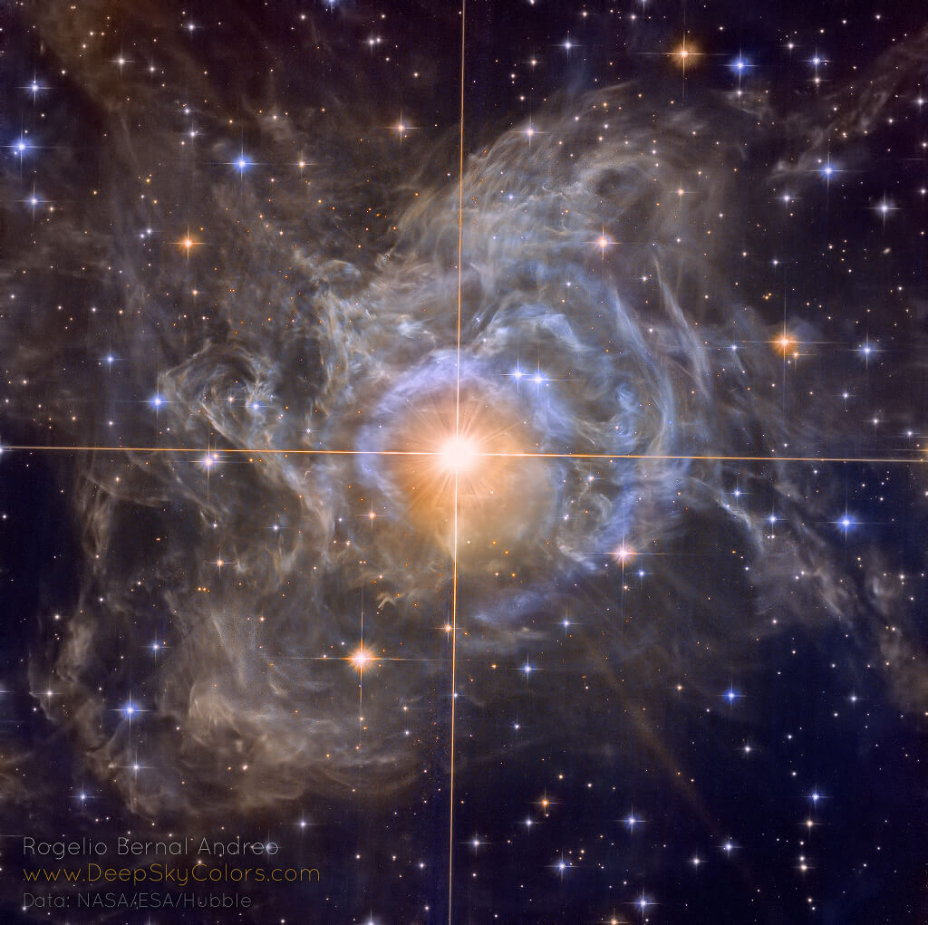 画像の中央で美しく輝く星は「とも座RS星（RS Puppis）」と呼ばれる「セファイド」（セファイド変光星）で、地球から約6500光年の場所に位置しています。リービットが発見したセファイドの「周期－光度関係」は、宇宙での距離を測定する尺度として現在でも用いられています。（Credit：Image Data: NASA, ESA, Hubble Legacy Archive; Processing &amp; Copyright: Rogelio Bernal Andreo (DeepSkyColors.com)）