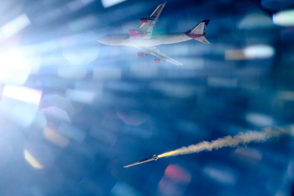 空中発射母機「コズミック・ガール」から切り離されたランチャー・ワン（Credit: Virgin Orbit）