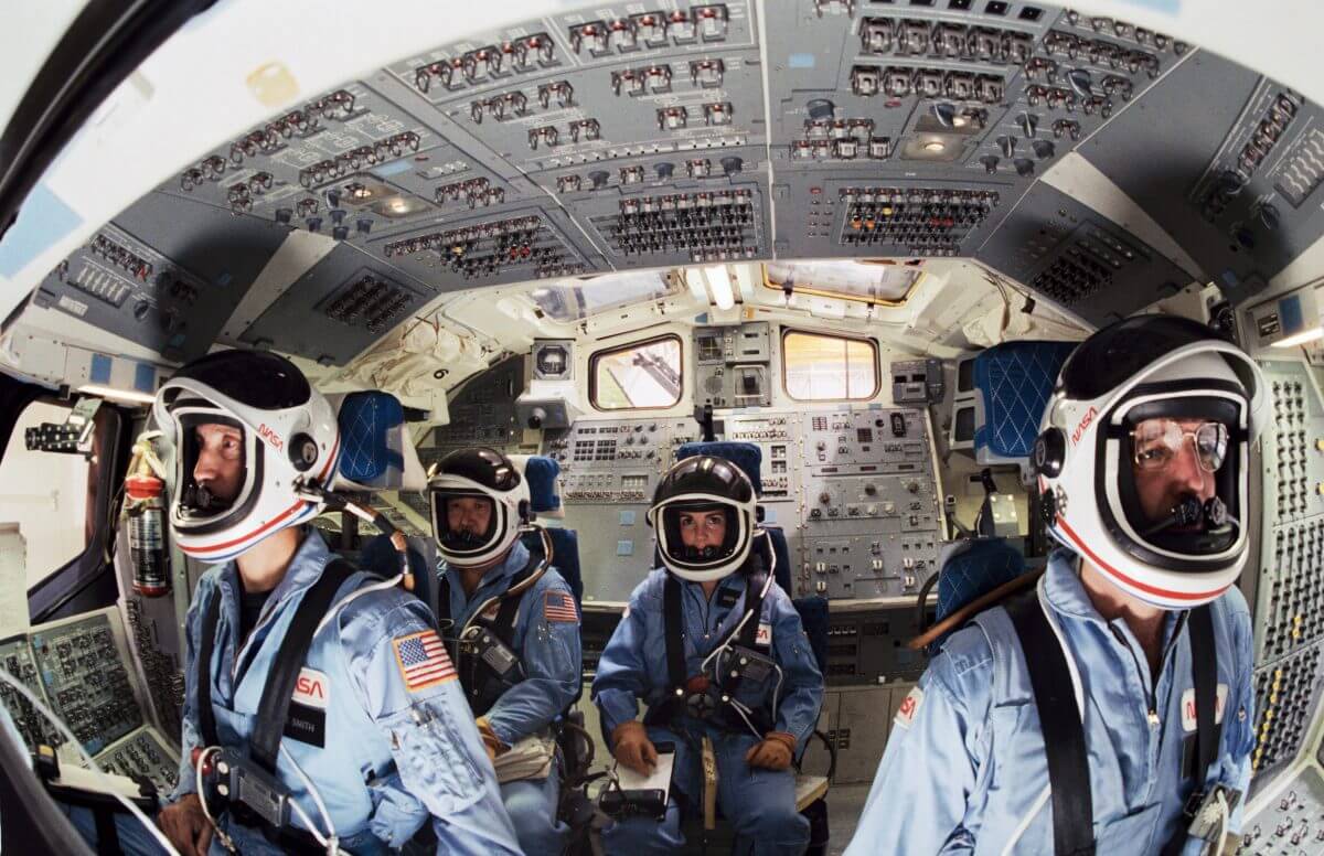 スペースシャトル「チャレンジャー」の船内で訓練を受ける4名の宇宙飛行士たち（Credit: NASA）