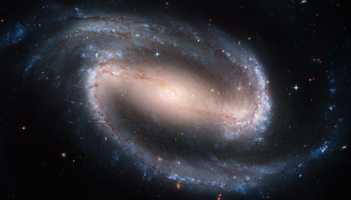 ハッブル宇宙望遠鏡の「掃天観測用高性能カメラ（ACS）」で撮影されたNGC 1300の全体像。2005年1月公開（Credit: NASA, ESA, and The Hubble Heritage Team (STScI/AURA)）