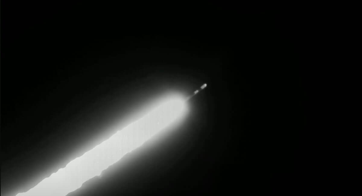 スターリンク衛星を搭載したファルコン９ロケットは勢いよく炎を噴いて、宇宙へ向かう。（Credit: SpaceX Broadcast）