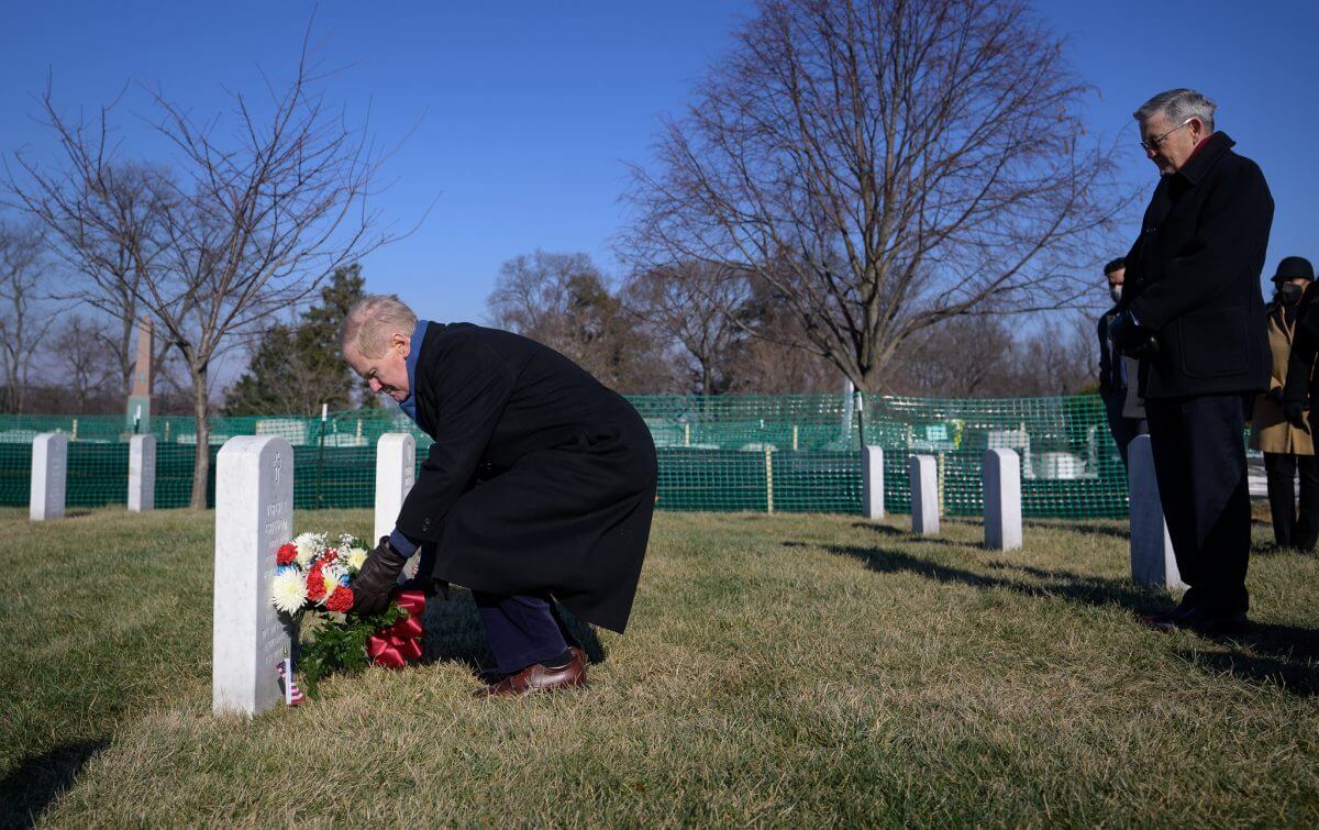 アーリントン国立墓地でガス・グリソム飛行士の墓標に献花するNASAのビル・ネルソン長官（Credit: NASA/Bill Ingalls）