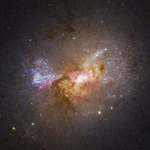 ハッブル宇宙望遠鏡が撮影、巨大なブラックホールが星の誕生を促す小さな銀河