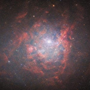 ハッブル宇宙望遠鏡が撮影、南天“がか座”の矮小不規則銀河「NGC 1705」