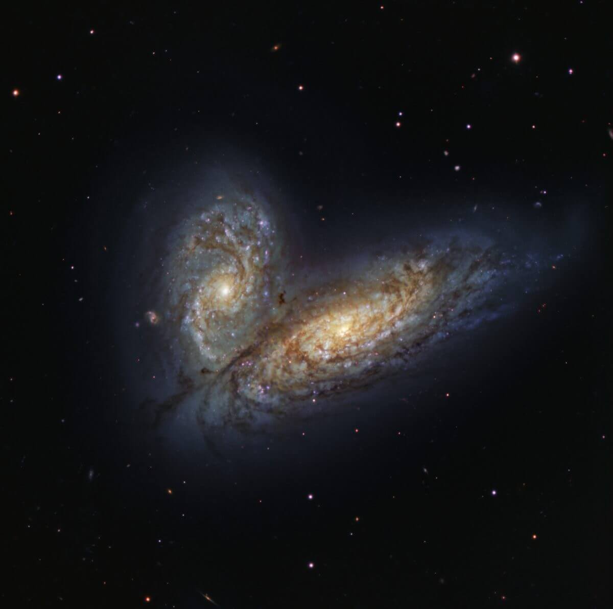 相互作用銀河「NGC 4567」と「NGC 4568」（Credit: ESO）
