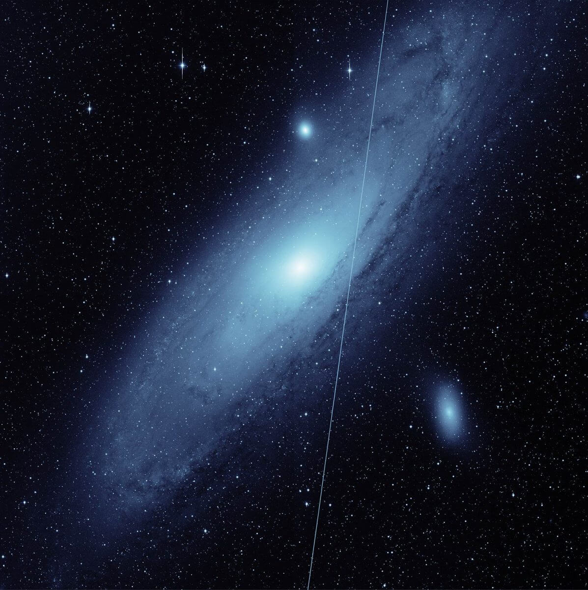 カリフォルニア工科大学の掃天観測施設「ZTF」で撮影された「アンドロメダ銀河」。スターリンク衛星の光跡が重なっている（Credit: Caltech Optical Observatories/IPAC ）