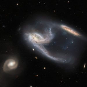 ハッブル宇宙望遠鏡が撮影、南天“ほうおう座”の相互作用銀河
