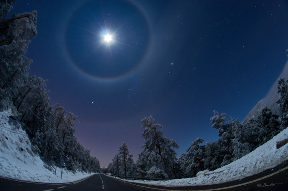 2012年のある土曜日の夜、スペインのマドリード近郊で撮影された非常に珍しい月の４重ハロー。内暈と外暈の間にオリオン座の三つ星やシリウス、ヒアデス星団なども見えています。（Credit: Dani Caxete）