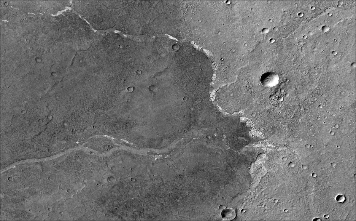 MROのモノクロ広角カメラ「CTX（Context Camera）」で撮影された火星・南半球のボスポロス高原の一部。白い斑点は川の流路跡に残る塩の堆積物とされる（Credit: NASA/JPL-Caltech/MSSS）