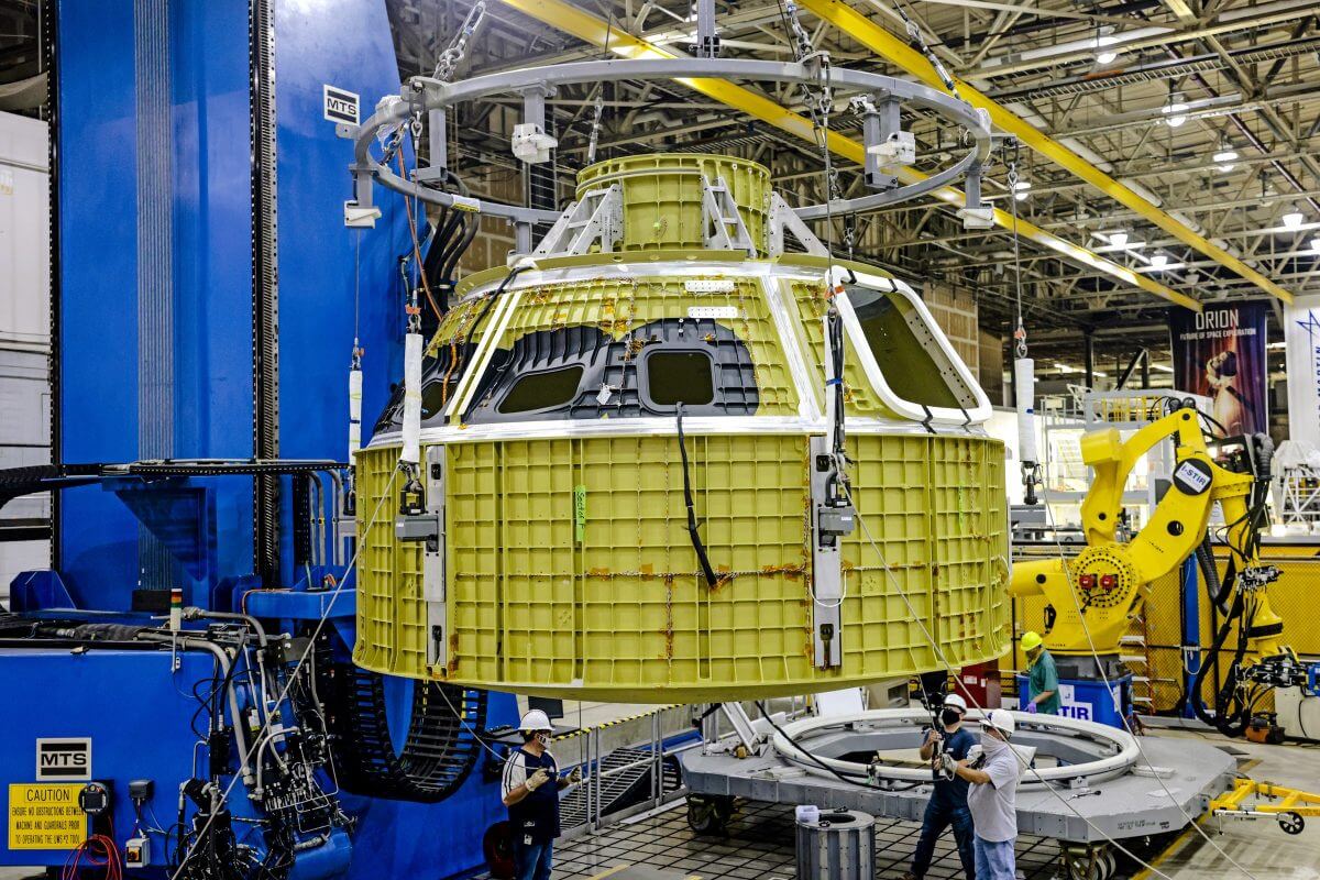溶接作業を終えた「アルテミス3」向けオリオン宇宙船クルーモジュールの圧力容器（pressure vessel）（Credit: NASA/Michael DeMocker）