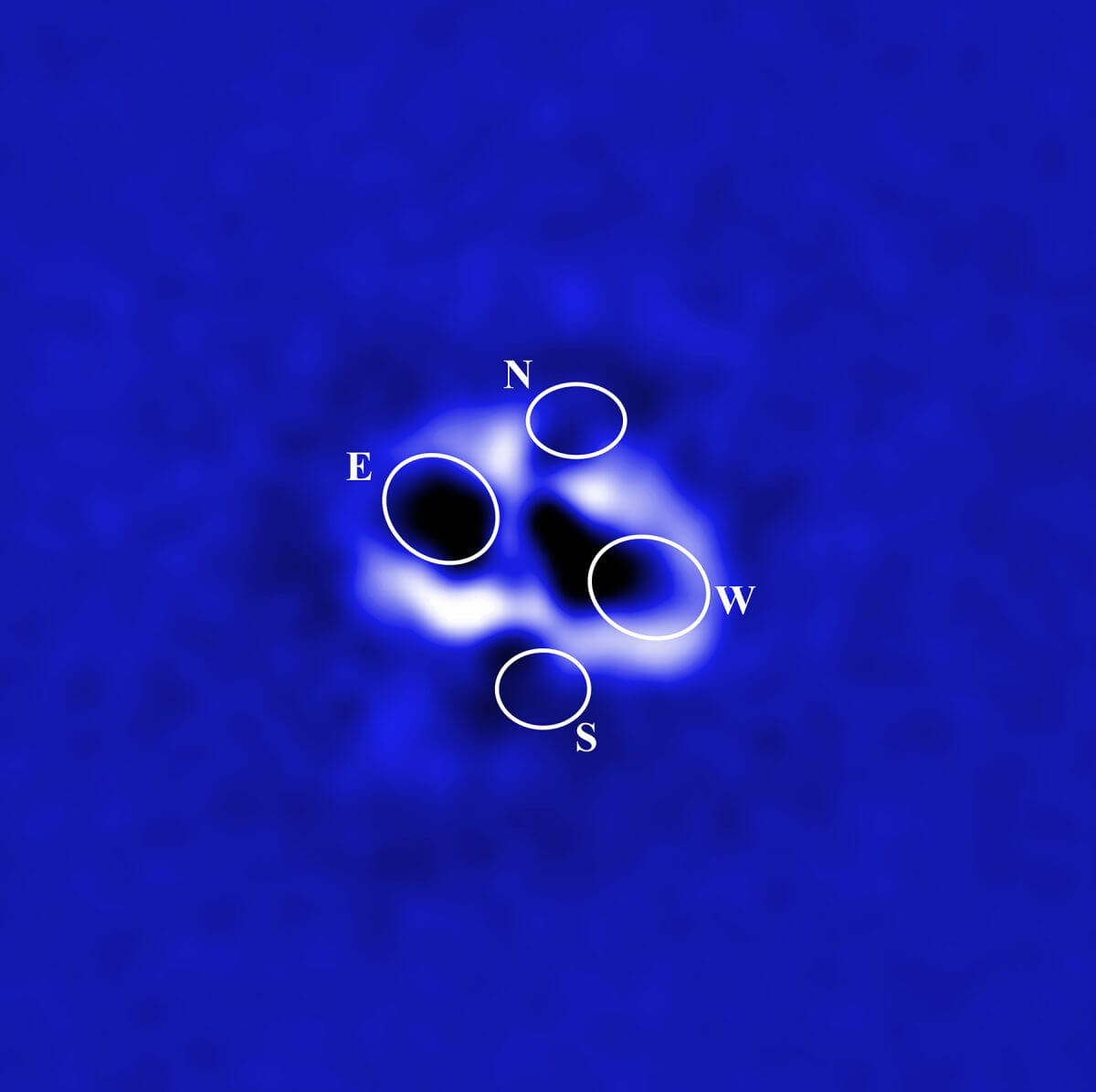 丸で囲われた部分が今回発見された謎の４つの巨大な空洞になります。X線で撮影されています（Credit: NASA/CXC/Univ. of Bologna/F. Ubertosi; Optical: NASA/STScl/M.Calzadilla）