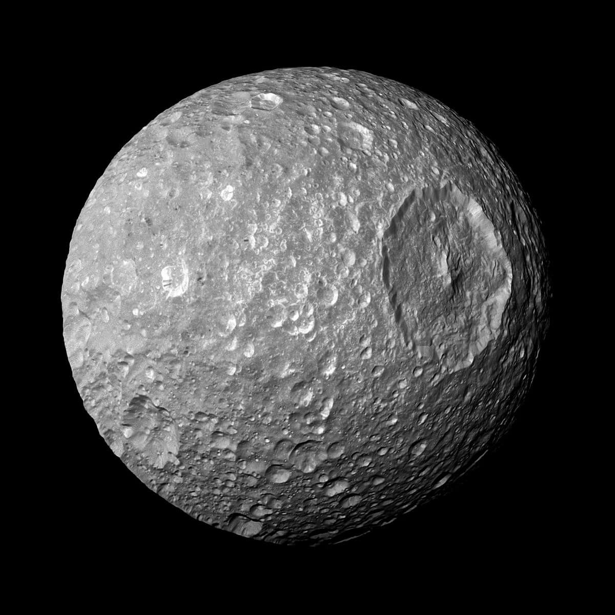 土星探査機カッシーニが撮影した土星の衛星ミマス（Credit: NASA/JPL-Caltech/Space Science Institute）