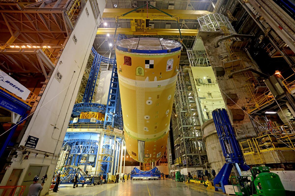 ミシュー組立工場で完成した「アルテミス2」向けSLSの液体酸素タンクを含むコアステージ上部（Credit: NASA）