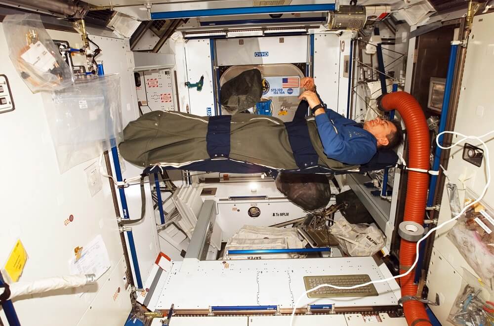 参考画像：ISSのイタリア製モジュール「ノード2」の寝袋の中にいるESAの宇宙飛行士パオロ・ネスポリ（Paolo Nespoli）（Credit: ESA）