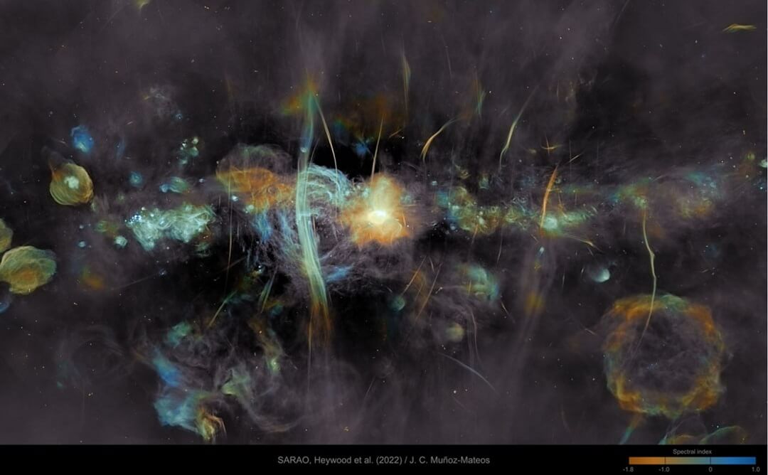 MeerKAT電波望遠鏡が観測した天の川銀河中心部の画像。（Credit：Ian Heywood (Oxford U.), SARAO; Color Processing: Juan Carlos Munoz-Mateos (ESO)）