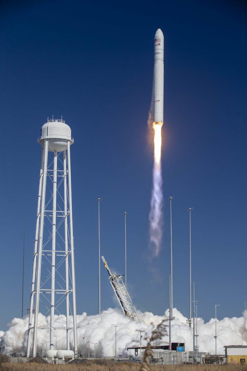 ワロップス飛行施設から打ち上げられる「シグナス」補給船を搭載した「アンタレス」ロケット（Credit: NASA Wallops/Patrick Black）