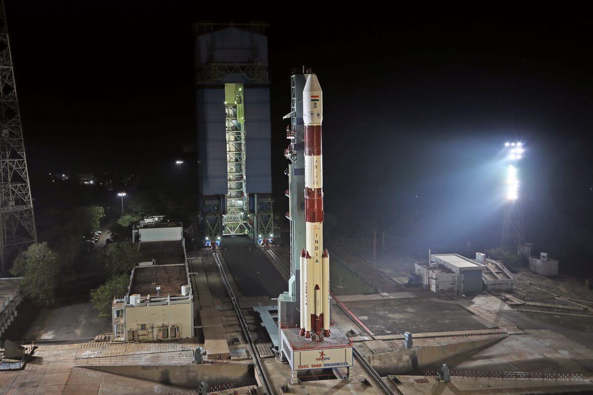 発射台で打ち上げの時を待つPSLVロケット（Credit: ISRO）