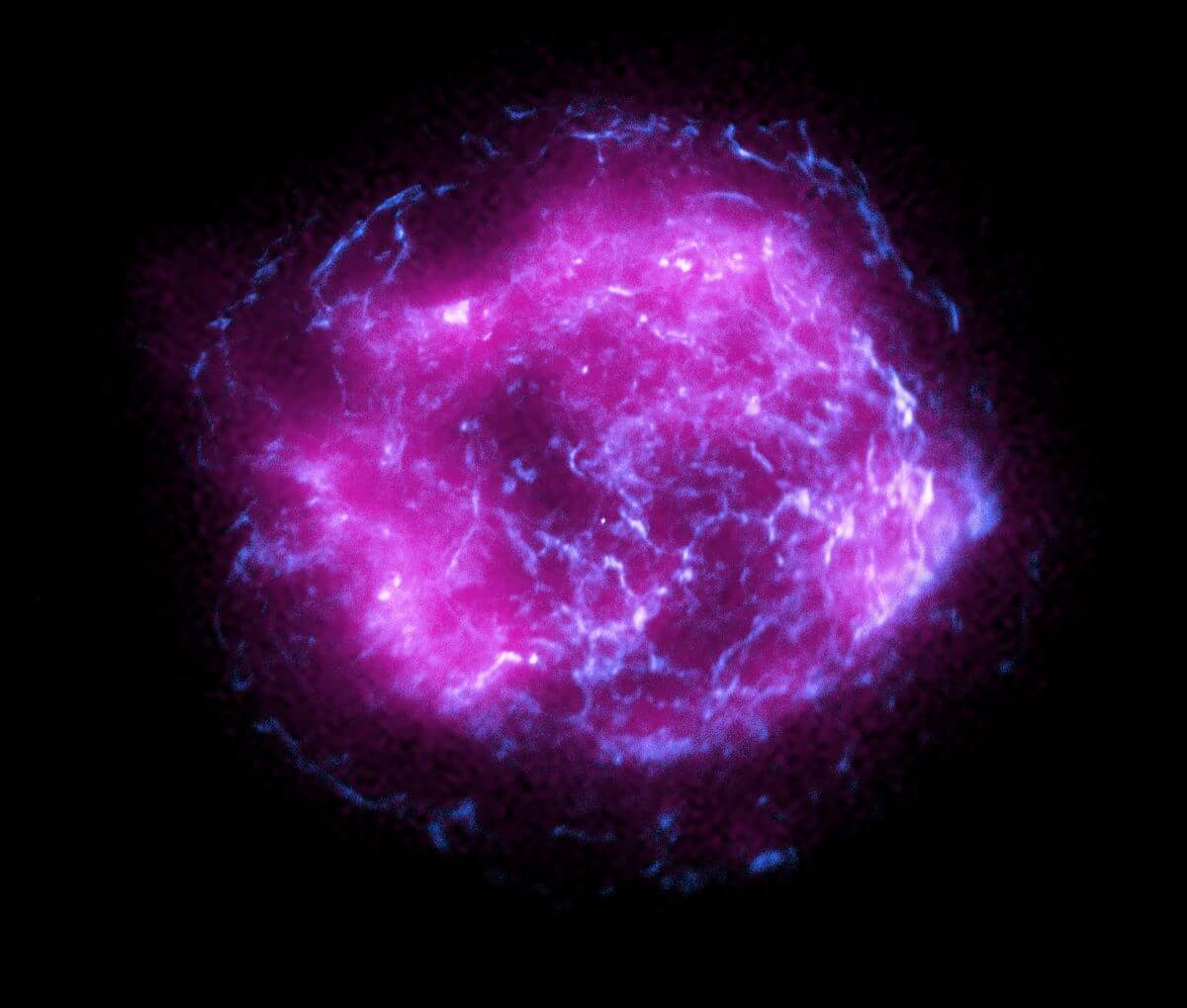 X線で観測された超新星残骸「カシオペヤ座A」。青はチャンドラ、マゼンタはIXPEの観測データを示す（Credit: NASA/CXC/SAO/IXPE）