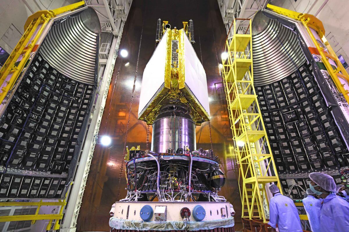 ロケットのフェアリング（衛星を保護する部分）に搭載された地球観測衛星「EOS-4」（Credit: ISRO）