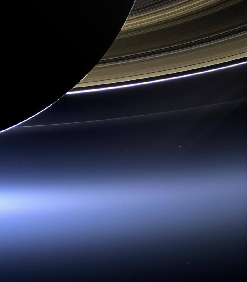 2013年7月19日に土星探査機「カッシーニ」の広角カメラが撮影した土星本体と環、そして地球（Credit: NASA/JPL-Caltech/SSI）