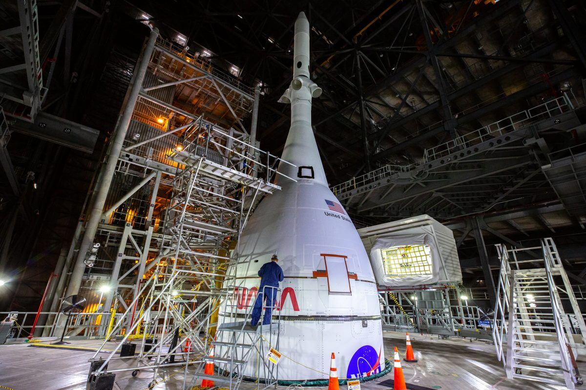 ケネディ宇宙センターのロケット組立棟（VAB）で打ち上げ前のテストと準備が進められているSLS（スペースローンチシステム）。紡錘形のフェアリング内部にはオリオン宇宙船が格納されている（Credit: NASA/Corey Houston）