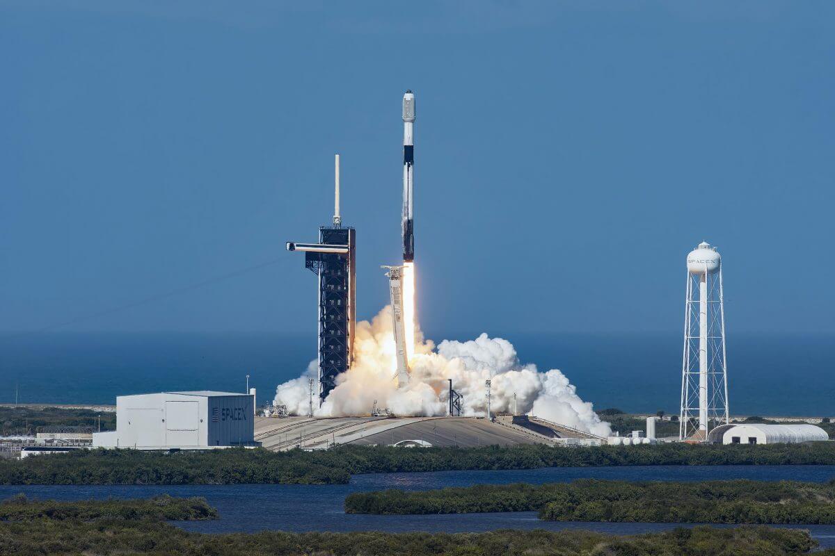 米東部標準時2022年2月3日に打ち上げられたファルコン9ロケット。搭載していたスターリンク衛星の多くが失われたとみられる（Credit: SpaceX）