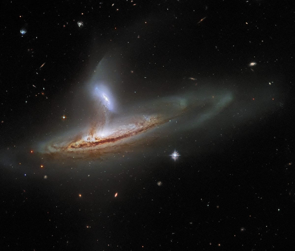 相互作用銀河「Arp 282」（Credit: ESA/Hubble &amp; NASA, J. Dalcanton, Dark Energy Survey, DOE, FNAL/DECam, CTIO/NOIRLab/NSF/AURA, SDSS; Acknowledgement: J. Schmidt）