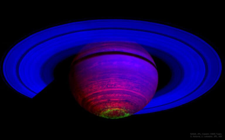 土星探査機カッシーニが赤外線の波長で撮影した土星。南極域にオーロラが現れている（Credit: NASA, Cassini, VIMS Team, University of Arizona, University of Leicester, JPL, ASI）