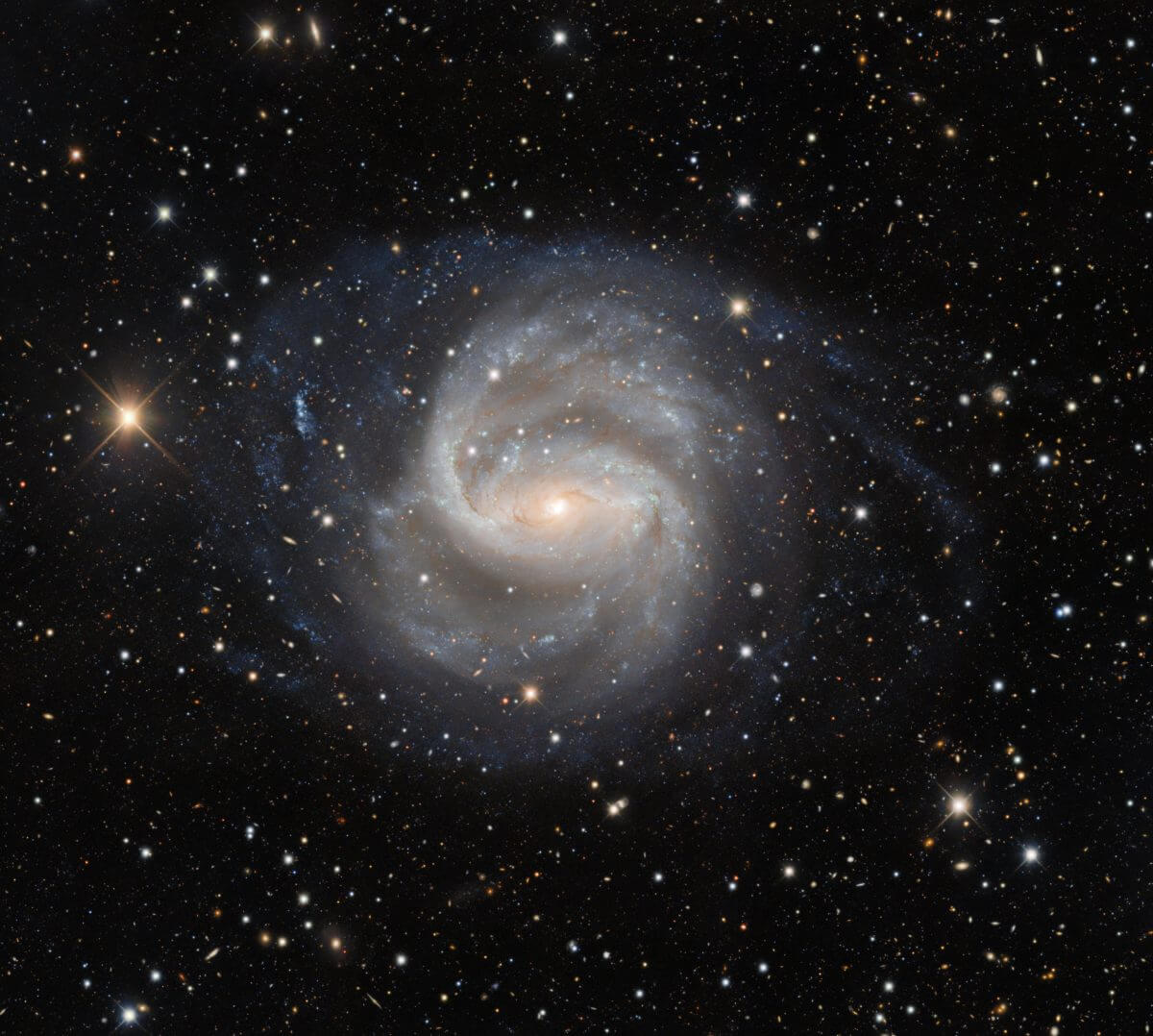 渦巻銀河「NGC 1672」（Credit: Dark Energy Survey/DOE/FNAL/DECam/CTIO/NOIRLab/NSF/AURA; Image Processing: T.A. Rector (University of Alaska Anchorage/NSF’s NOIRLab), J. Miller (Gemini Observatory/NSF’s NOIRLab), M. Zamani &amp; D. de Martin (NSF’s NOIRLab)）