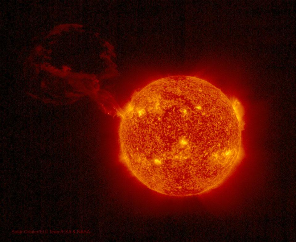 太陽観測衛星「ソーラー・オービター」が紫外線で捉えた記録的な超巨大プロミネンス（Credit：Solar Orbiter, EUI Team, ESA &amp; NASA; h/t: Bum-Suk Yeom）