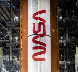 ロールアウト迫る新型ロケット「SLS」のブースターで輝く“ワーム”ロゴ