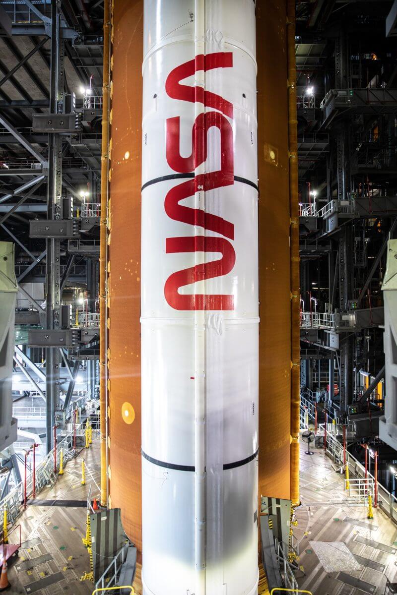 NASAの新型ロケット「SLS」の固体燃料ロケットブースターに描かれたワームロゴ（Credit: NASA/Kim Shiflett）
