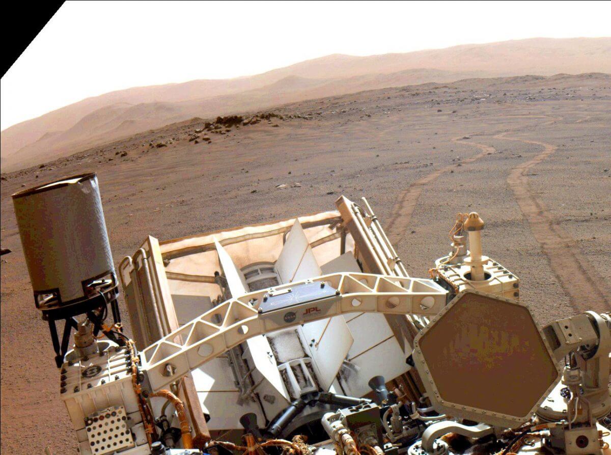 2022年3月17日、火星探査車「Perseverance」が振り向くようにして撮影した画像。火星表面には走行痕が刻まれている（Credit: NASA/JPL-Caltech）