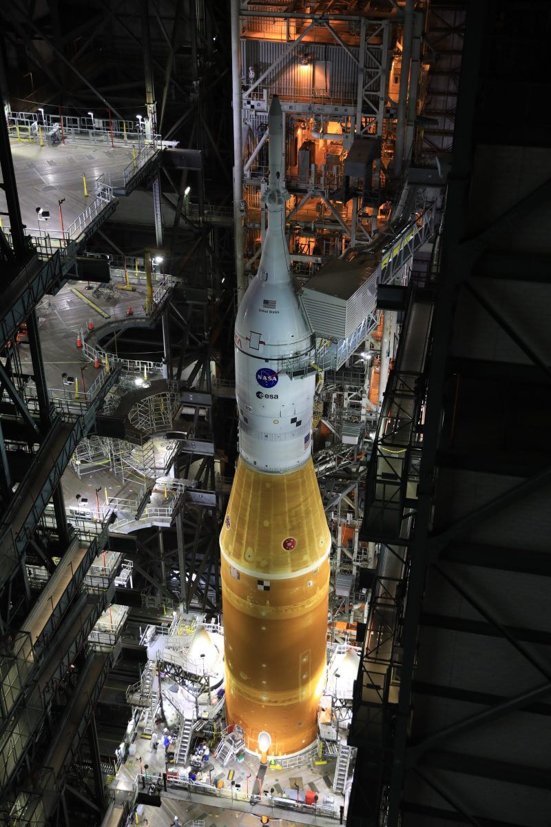 ケネディ宇宙センターのロケット組立棟（VAB）で撮影された新型ロケット「SLS」初号機。ロールアウトに向けて足場の撤去が進められている（Credit: NASA）