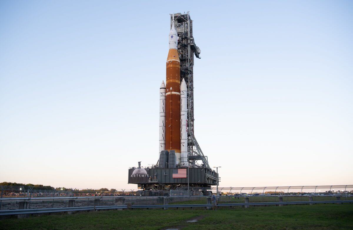 ケネディ宇宙センターのロケット組立棟（VAB）から39B射点に向けて運ばれるSLS初号機と移動式発射台（Credit: NASA/Joel Kowsky）