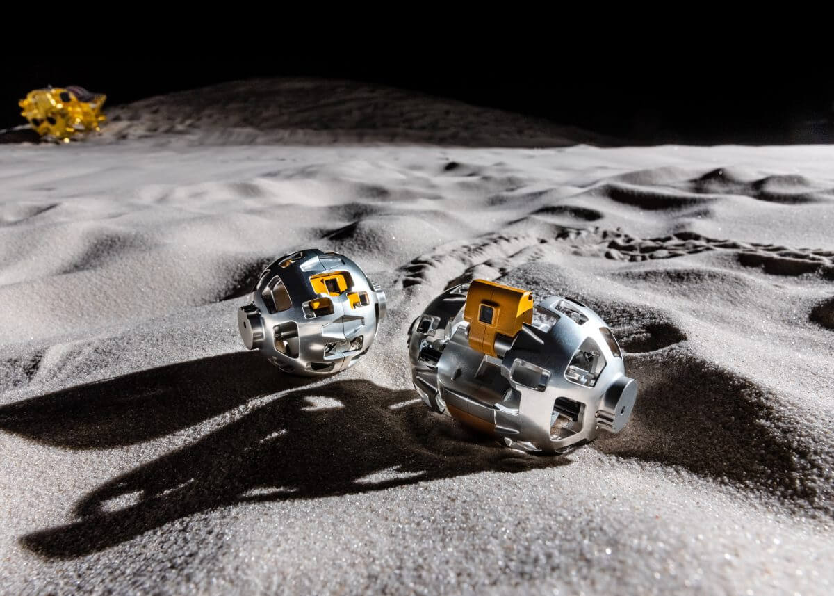 変形型月面ロボット「SORA-Q（LEV-2）」。左は変形前、右は変形後の様子（Credit: タカラトミー）
