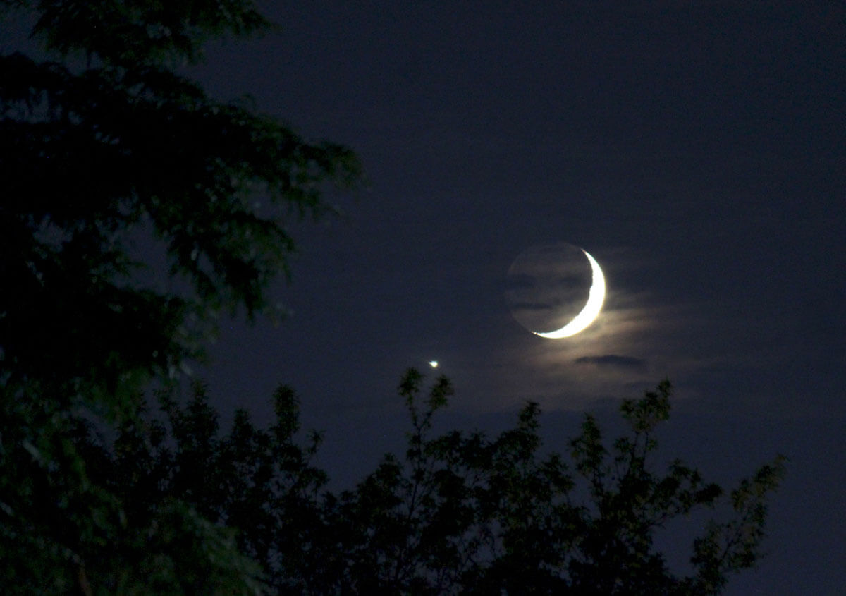 三日月と金星のコラボ画像（Credit: NASA/Bill Dunford）