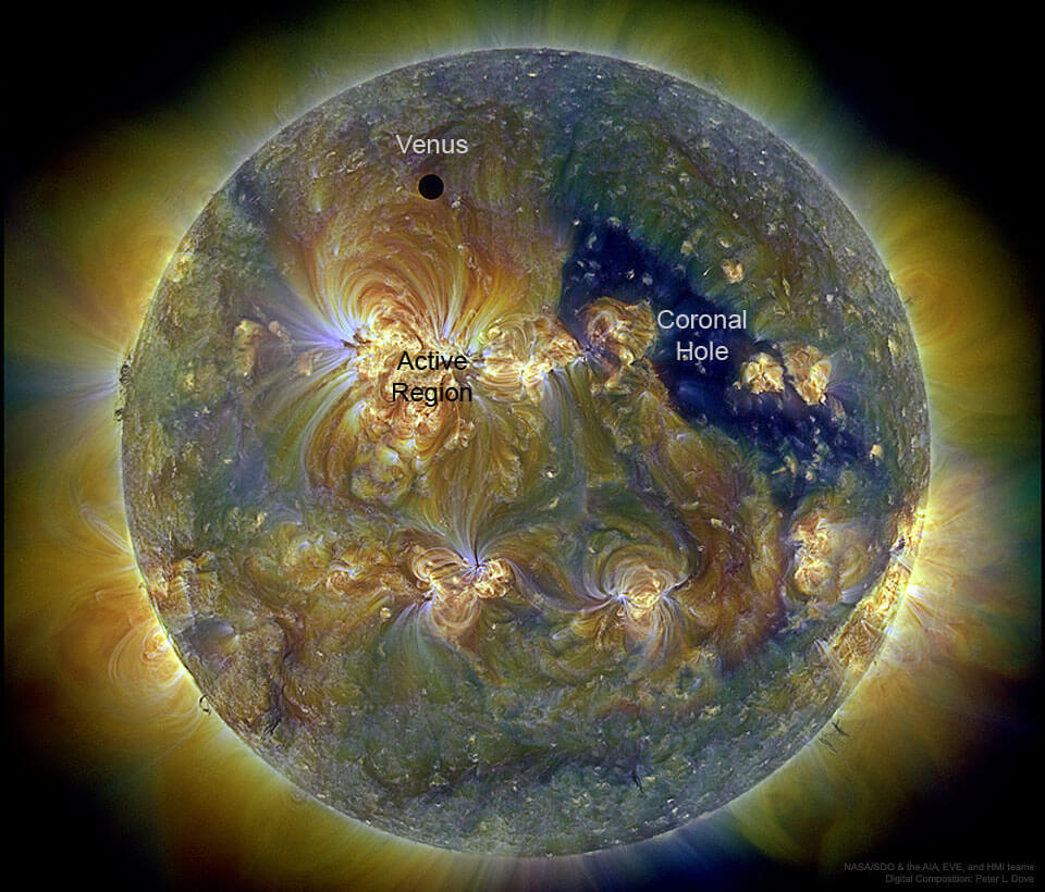 NASAの太陽観測衛星SDOが３種類の紫外線で撮影した太陽と、太陽面を通過する金星（Credit: NASA/SDO &amp; the AIA, EVE, and HMI teams; Digital Composition: Peter L. Dove）