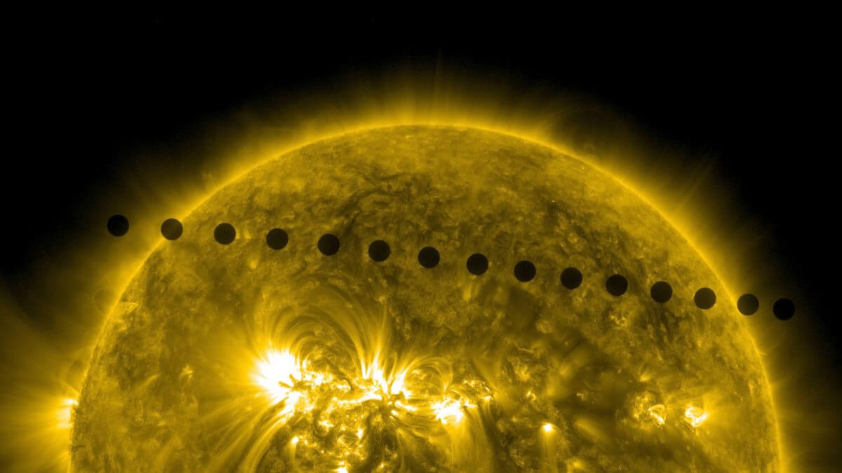 NASAの太陽観測衛星SDOが捉えた金星の太陽面通過を合成した画像（Credit: NASA/SDO）