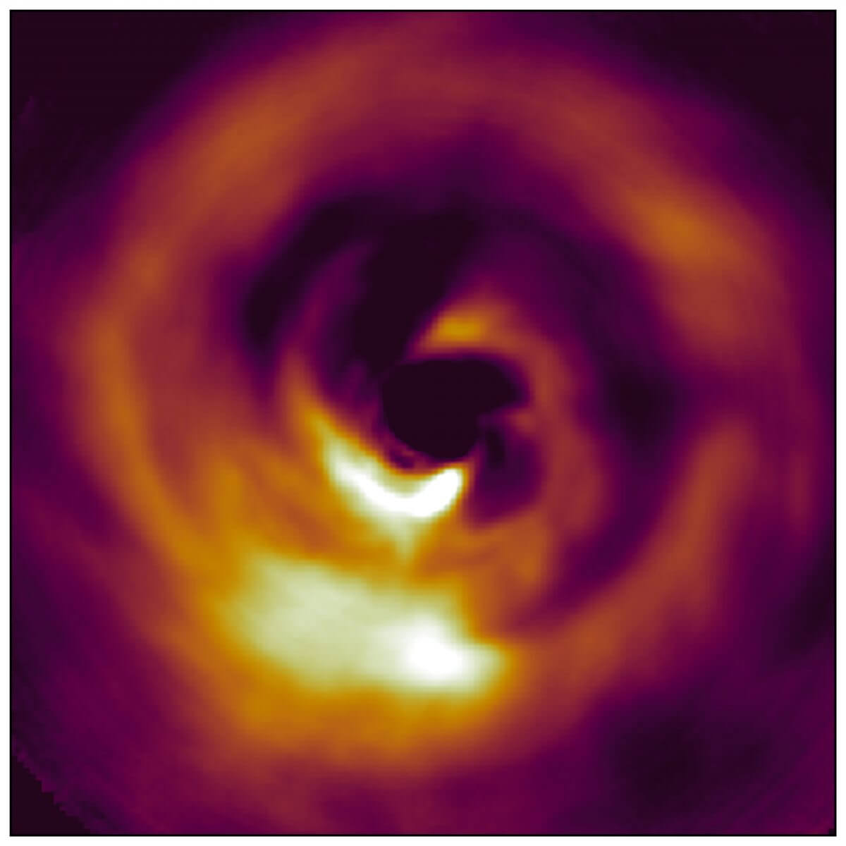 すばる望遠鏡が撮影した「ぎょしゃ座AB星」周辺の赤外線画像。中央に位置する「ぎょしゃ座AB星」からの光はステラーコロナグラフを使って遮られている（Credit: T. Currie/Subaru Telescope）