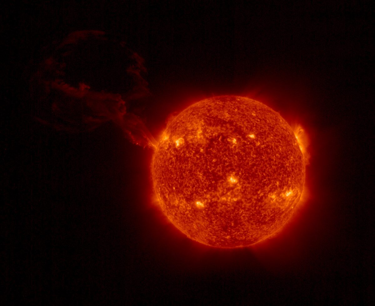 ESAの太陽探査機「ソーラー・オービター」が2022年2月15日に紫外線の波長で撮影した太陽。画像左上に向かって巨大なプロミネンス（紅炎）が噴出している（Credit: Solar Orbiter/EUI Team/ESA &amp; NASA）