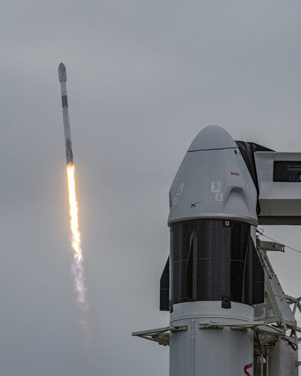 53機のスターリンク衛星を搭載して打ち上げられたスペースXの「ファルコン9」ロケット。手前に見えているのは打ち上げの時を待つ同社の有人宇宙船「クルードラゴン」（Credit: SpaceX）
