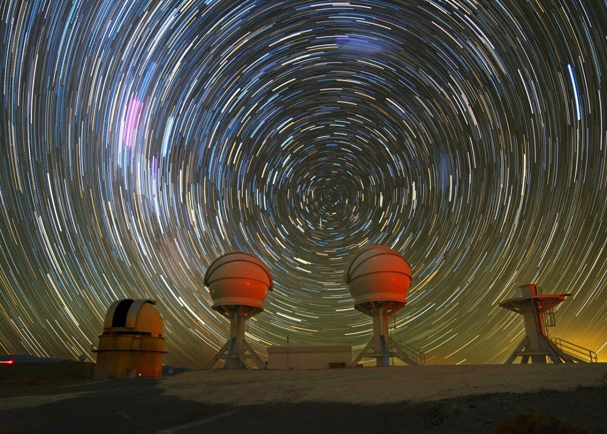 チリのアタカマ砂漠にあるBlackGEM望遠鏡。円を描くのは南の空の星々（Credit: Zdeněk Bardon/ESO）